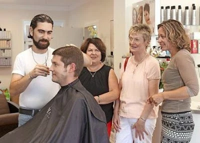 Γερμανία: Ιδιοκτήτρια κομμωτηρίου προσέλαβε Σύρο πρόσφυγα “κομμωτή” και ο Τύπος ενθουσιασμένος τον παρουσίασε ως «υπόδειγμα ενσωμάτωσης» – Λίγες ημέρες μετά επιχείρησε να της κόψει το λαιμό